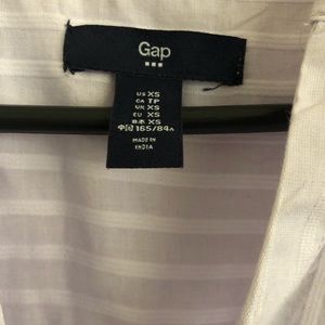 Gap shirt